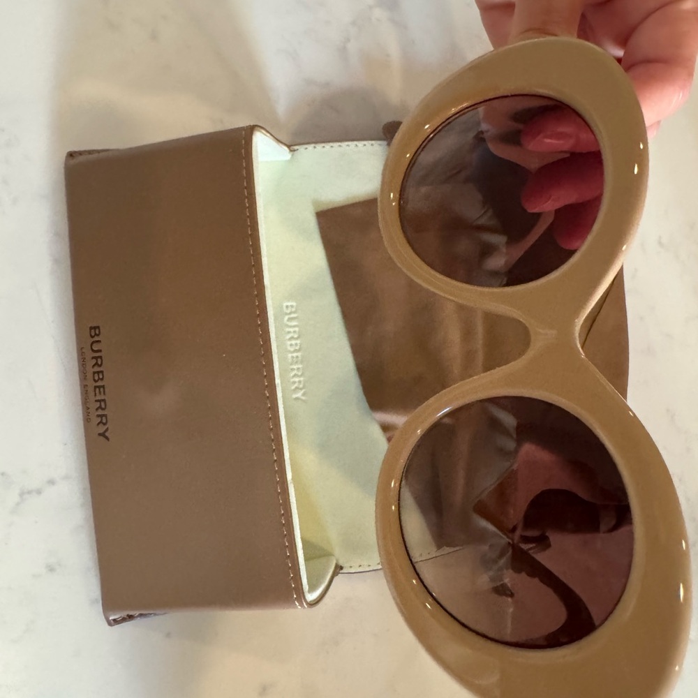 New Burberry Sunglasses never worn - Picture 7 of 8